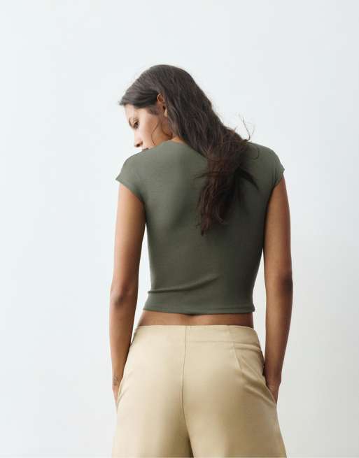 Pull&Bear – Figurbetontes T-Shirt in Khaki mit ausgestellten Ärmeln, 2 von 7