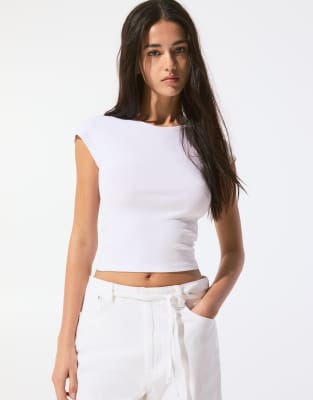 Pull & Bear - Figurbetontes T-Shirt in Weiß mit ausgestellten Ärmeln