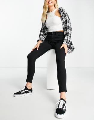 Pull & Bear - Figurformende, eng geschnittene Push-up-Jeans in Schwarz