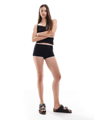 Pull & Bear - Figurformende Shorts aus Polyamid in Schwarz mit Kontrastbesatz