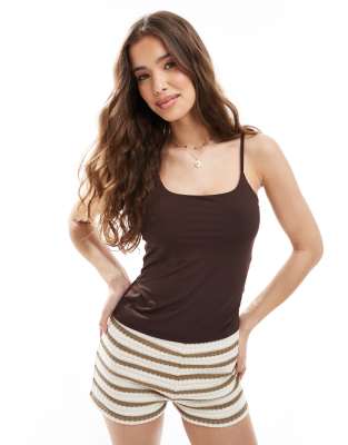 Pull & Bear - Figurformendes Camisole aus Polyamid in Braun mit Riemchenträgern