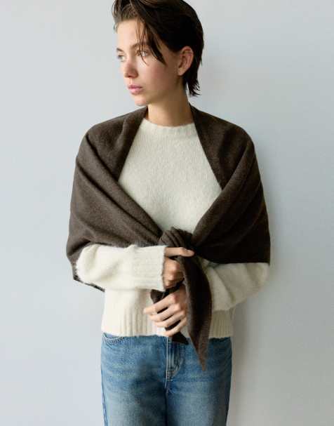 Pull&Bear finstickad triangelcape i brunt med ull - view 1