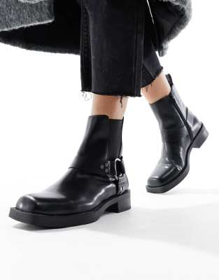 Pull & Bear - Flache Ankle-Boots in Schwarz mit eckiger Zehenpartie und Schnallendetail