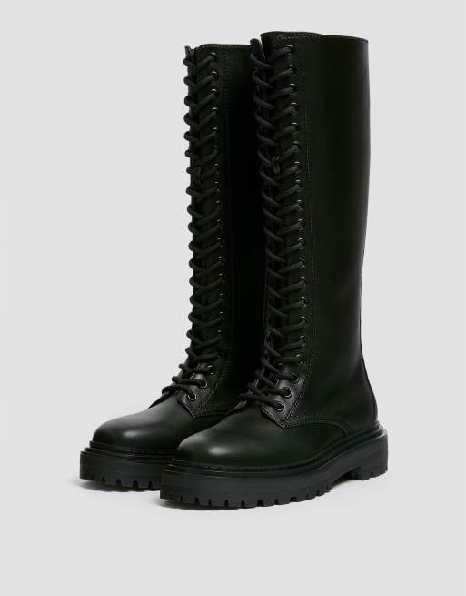 Pull&Bear – Flache, kniehohe Schnürstiefel in Schwarz