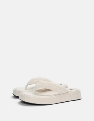 Pull & Bear - Flache Sandalen aus dickem Material in Ecru-Weiß