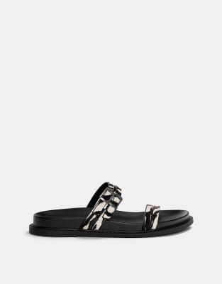 Pull & Bear - Flache Sandalen aus Leder mit kontrastierendem Tierfellmuster-Bunt