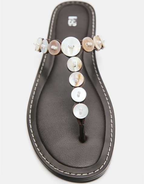 Pull&Bear – Flache Sandalen in Braun mit Knopfverzierung - view 1