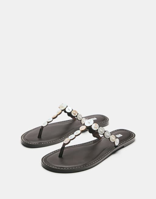 Pull&Bear – Flache Sandalen in Braun mit Knopfverzierung, 3 von 4