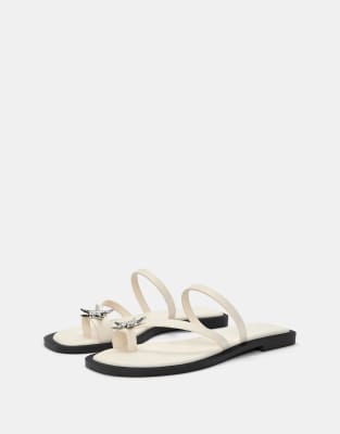 Pull & Bear - Flache Sandalen in Ecru mit Verzierung-Weiß