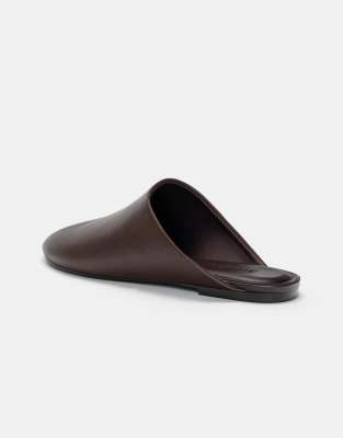 Pull & Bear - Flache Schuhe im Mules-Stil aus Leder in Braun-Brown