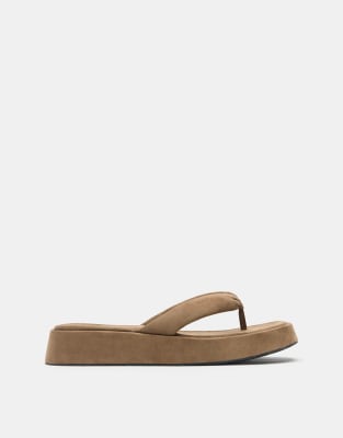 Pull & Bear - Flache Slider-Sandalen in Grün mit dicker Sohle