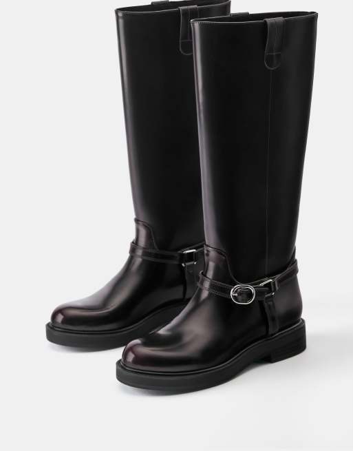 Pull&Bear flache Stiefel mit hohem Schaft und Schnalle in Burgunderrot, 2 von 4