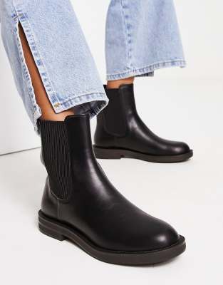 Shop Pull & Bear Flat Chelsea Boot In Black