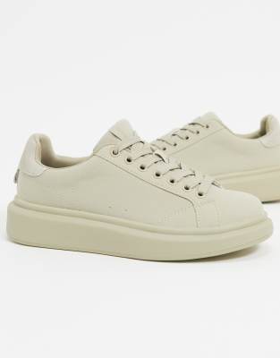 Pull & Bear flatform sneakers in sand-White