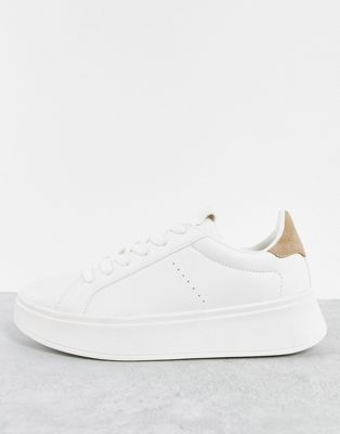 Pull&Bear flatform trainers with brown back tab in white
