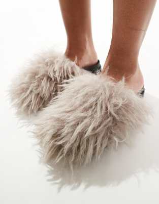 Pull & Bear - Flauschige Slipper in Grau