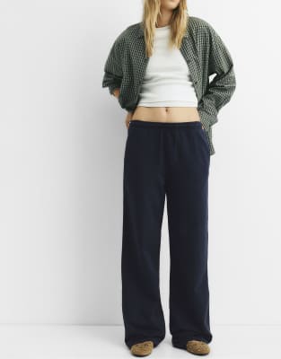 Pull & Bear - Fließende Jogginghose in Marineblau