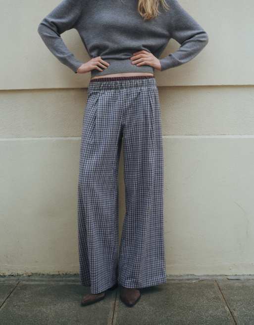 Pull&Bear fließende karierte Hose mit Kontrastbund in Grau, 2 von 5