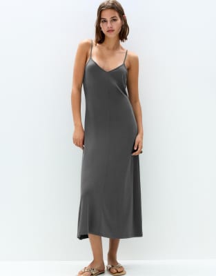 Pull & Bear - Fließendes Midikleid in Anthrazitgrau mit Riemchenträgern