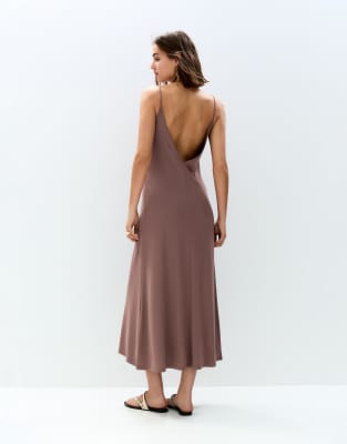 Pull & Bear - Fließendes Midikleid in Dunkelrosa mit Riemchenträgern