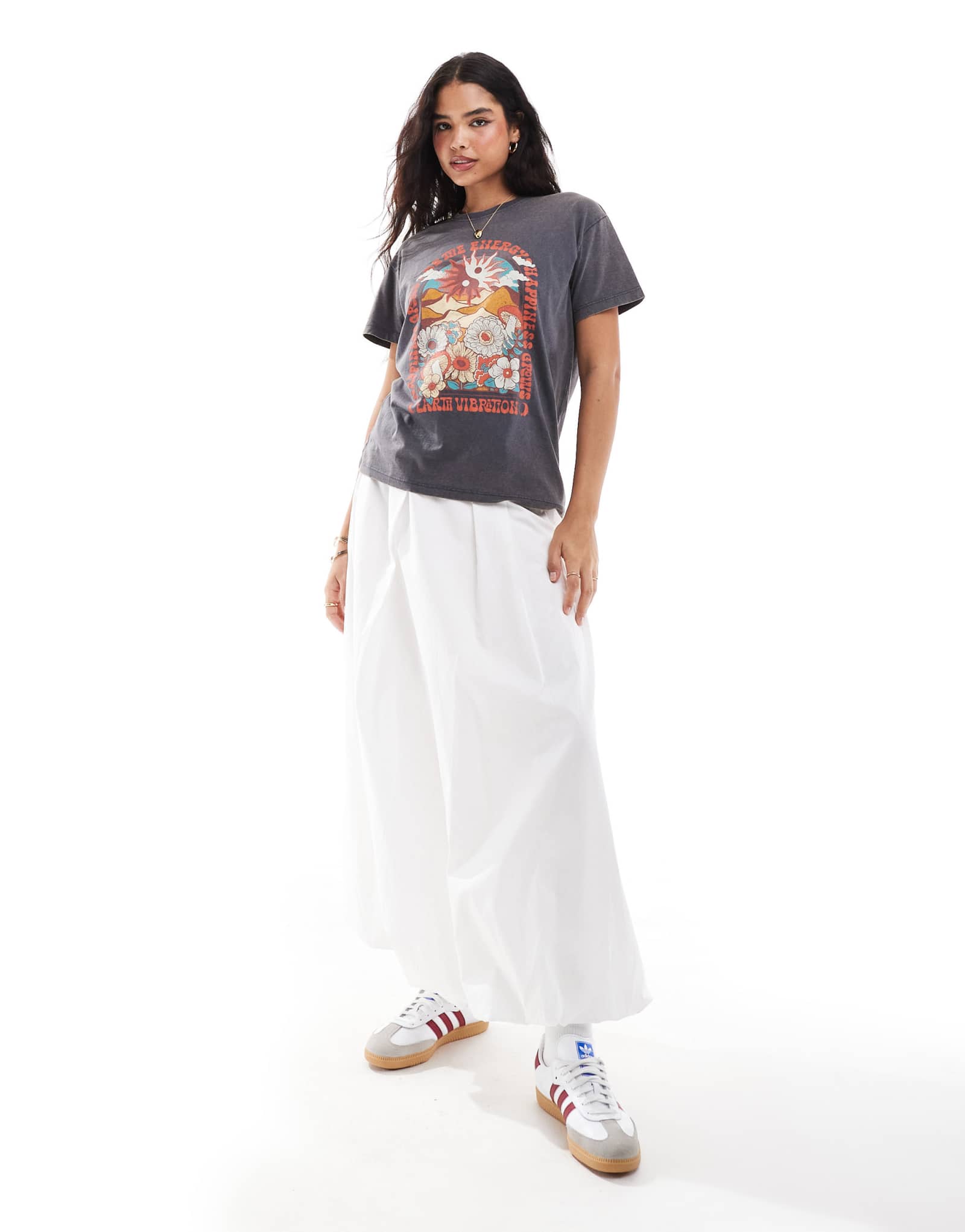 Футболка оверсайз с цветочным пейзажем Pull-Bear серого цвета окрашенная в стираный цвет 3890₽