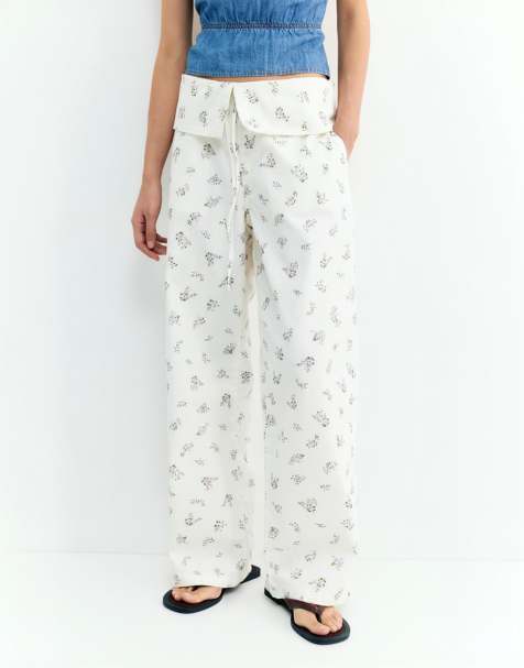 Pull&Bear Floral trousers with turn-up waist in white - view 1