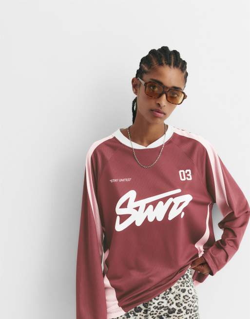 Pull&Bear – Fußball-T-Shirt in Kastanienbraun mit „STWD“-Print