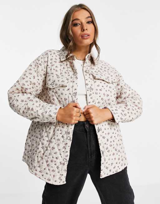 Pull&Bear – Geblümte Steppjacke in Ecru mit Taschen vorne