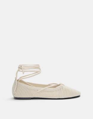 Pull & Bear - Gehäkelte Ballerinas in Ecru mit Bindedetail-Weiß