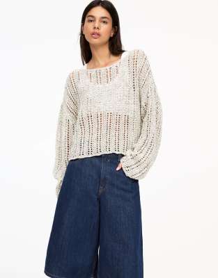 Pull & Bear - Gehäkelter, schulterfreier Cropped-Pullover in Ecru-Weiß