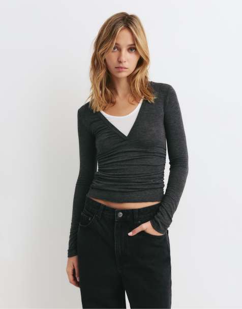 Pull&Bear - Gelaagd T-shirt met V-hals in grijs - view 1