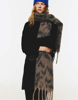 Pull & Bear - Gemusterter Schal in Braun-Brown