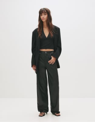 Pull & Bear - Gerade geschnittene Hose in schwarzer Lederoptik