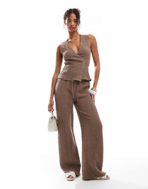 Pull&Bear – Gerade geschnittene Hose in Taupe-Braun mit Knitterstruktur, Kombiteil - view 1