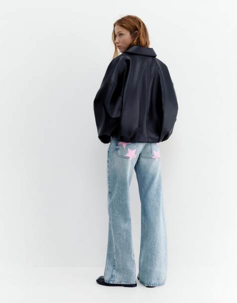 Pull&Bear – Gerade geschnittene Jeans in Mittelblau mit niedrigem Bund und Sternchen-Print - view 1