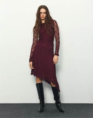 Pull & Bear - Gerafftes Midikleid aus Spitze in Burgunderrot