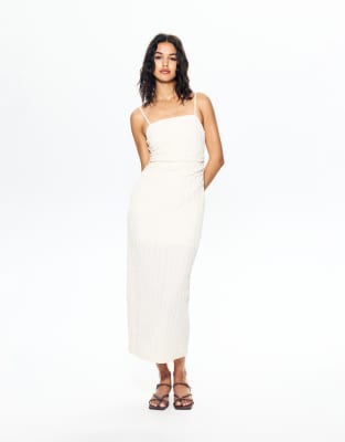 Pull & Bear - Gerafftes Midikleid in Ecru mit Riemchenträgern-Neutral