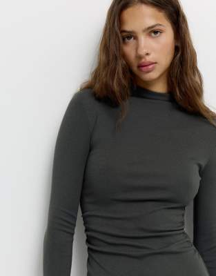 Pull & Bear - Gerafftes Midikleid in Grau