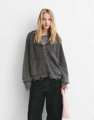 Pull & Bear - Gerippte Strickjacke in verblasstem Schwarz im Used-Look mit Reißverschluss-Grau