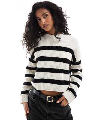 Pull & Bear - Gerippter, gestreifter Strickpullover in Schwarz und Sand