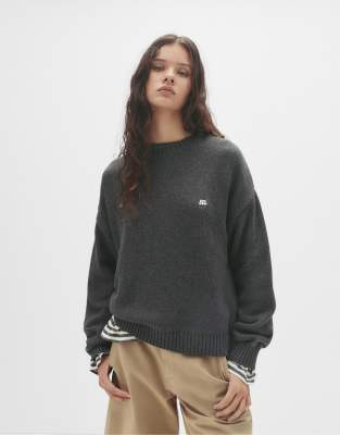 Pull & Bear - Gerippter Strickpullover in meliertem Grau