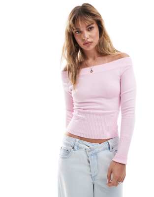 Pull & Bear - Gerippter Strickpullover in Rosa mit Carmen-Ausschnitt