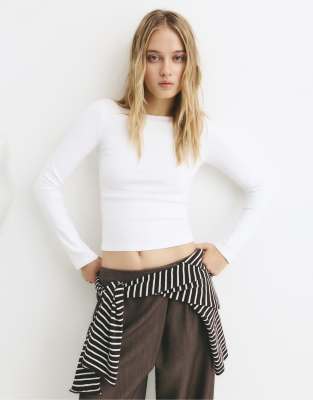 Pull & Bear - Geripptes Basic-T-Shirt in Weiß