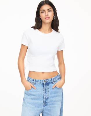 Pull & Bear - Geripptes Cropped-T-Shirt in Weiß