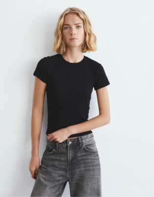 Pull & Bear - Geripptes, kurzärmliges T-Shirt in Schwarz