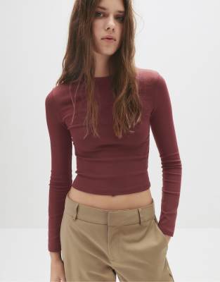 Pull & Bear - Geripptes, langärmliges und figurbetontes Shirt in Burgunderrot