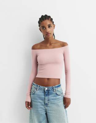Pull & Bear - Geripptes Oberteil in Staubrosa mit Carmen-Ausschnitt