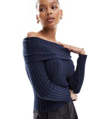 Pull & Bear - Geripptes Strickoberteil in Blau mit Carmen-Ausschnitt