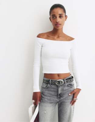 Pull & Bear - Geripptes T-Shirt in Weiß mit U-Ausschnitt