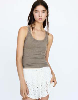 Pull & Bear - Geripptes Tanktop in Ocker-Braun